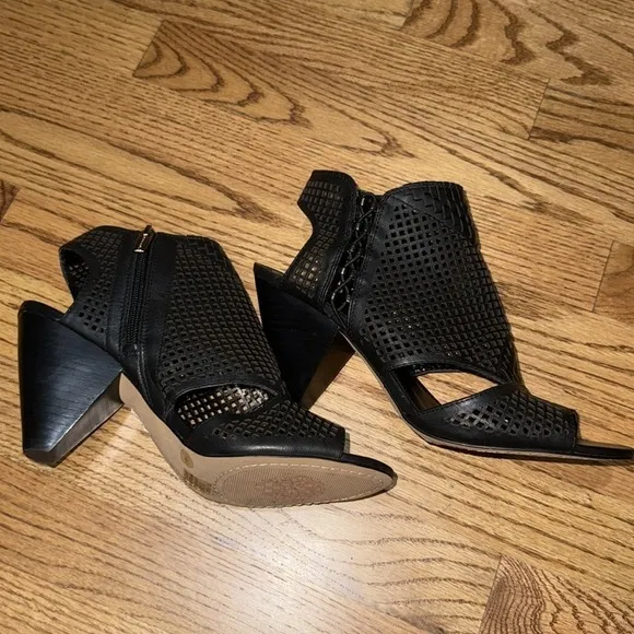 NWOT Vince Camuto open toe heeled sandals 9.5 black