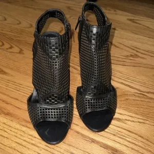 NWOT Vince Camuto open toe heeled sandals 9.5 black