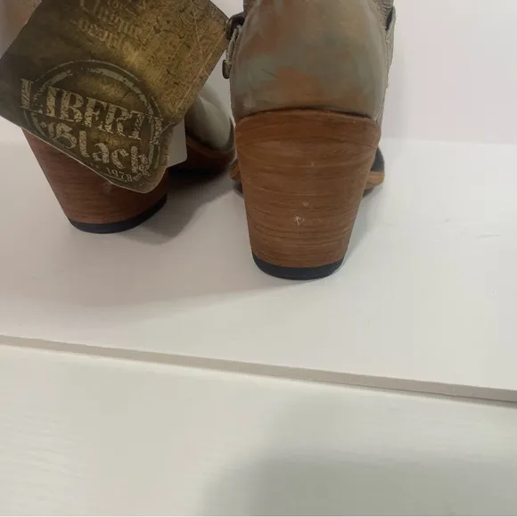NWT LIBERTY BLACK BURNISHED GOLD BRONZE STUDDED BUCK MID CALF BOJO 6.5