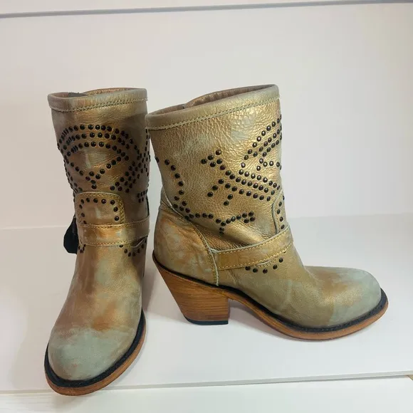 NWT LIBERTY BLACK BURNISHED GOLD BRONZE STUDDED BUCK MID CALF BOJO 6.5