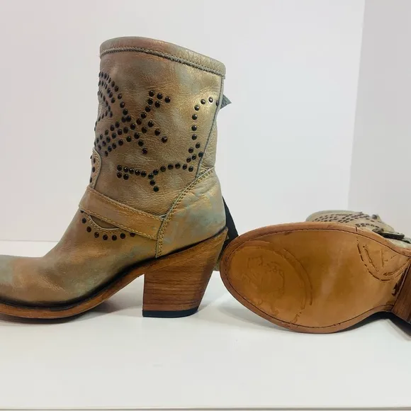 NWT LIBERTY BLACK BURNISHED GOLD BRONZE STUDDED BUCK MID CALF BOJO 6.5