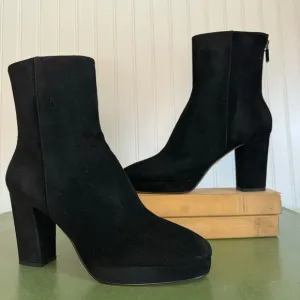 NWT Lola Cruz #045T30BK Chunky Heeled Zip-Back Boots in Black Suede