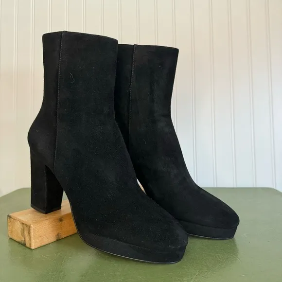 NWT Lola Cruz #045T30BK Chunky Heeled Zip-Back Boots in Black Suede