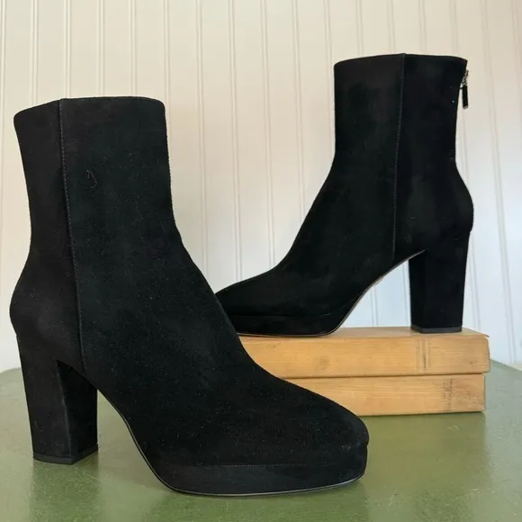 NWT Lola Cruz #045T30BK Chunky Heeled Zip-Back Boots in Black Suede