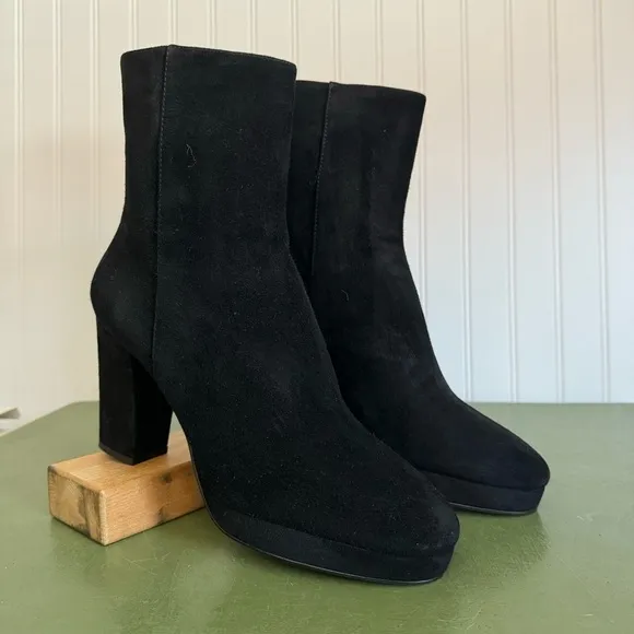 NWT Lola Cruz #045T30BK Chunky Heeled Zip-Back Boots in Black Suede