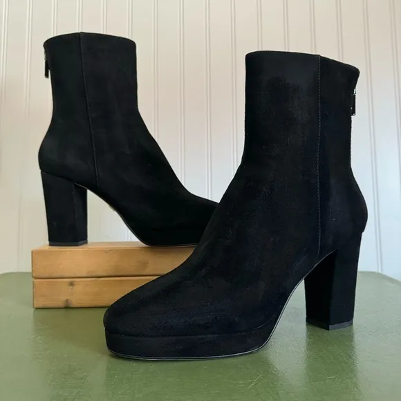 NWT Lola Cruz #045T30BK Chunky Heeled Zip-Back Boots in Black Suede