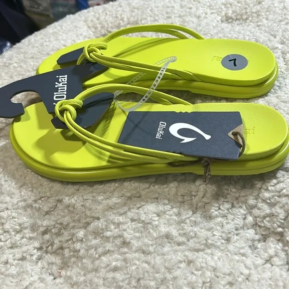 NWT OluKai Aka Sandals Citron sizes 7 or 8