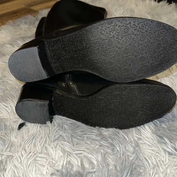 NWT side buckle boots size 9. Brazil. Regular calf.