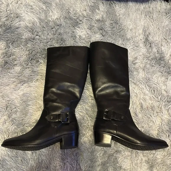 NWT side buckle boots size 9. Brazil. Regular calf.