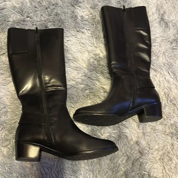 NWT side buckle boots size 9. Brazil. Regular calf.