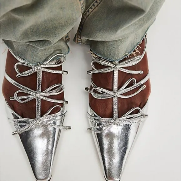 NWT Vicenza Boulevard Bow Flats In Silver Women's Size US 8