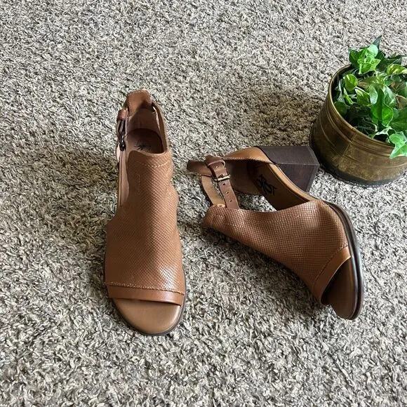 OTBT Metaphor Size US 6.5 M Women Leather Ankle Strap Open Toe Sandals Brown New