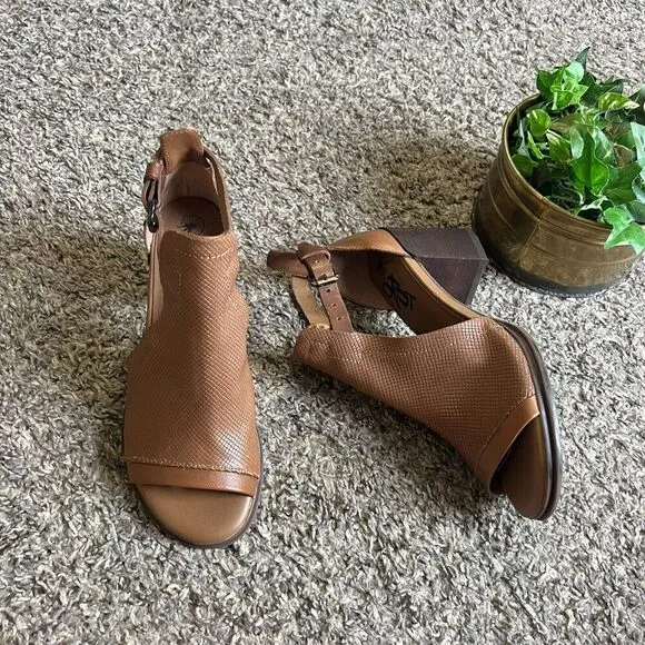 OTBT Metaphor Size US 6.5 M Women Leather Ankle Strap Open Toe Sandals Brown New
