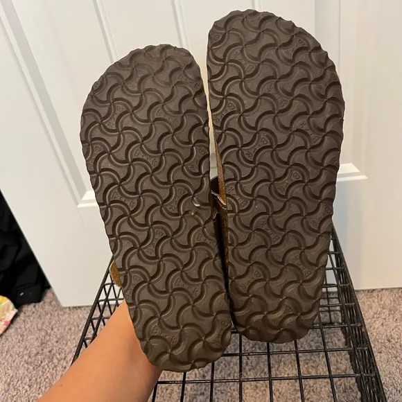 Papillio by Birkenstock women’s Gizeh cracked gold sandal size 7