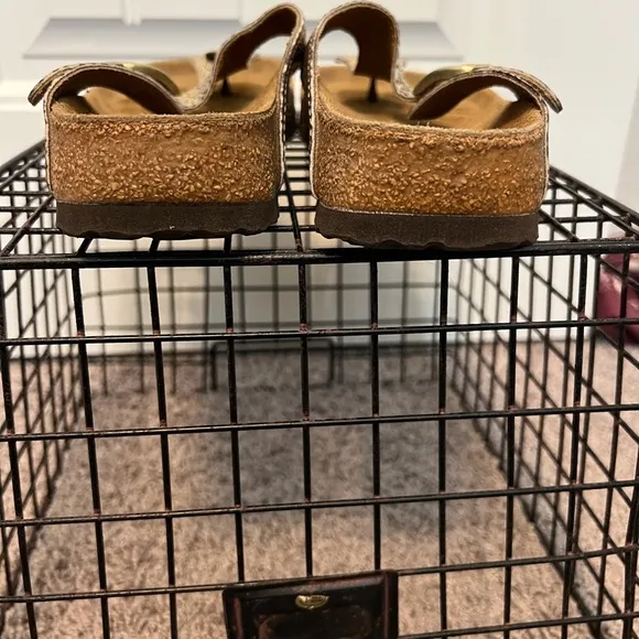 Papillio by Birkenstock women’s Gizeh cracked gold sandal size 7