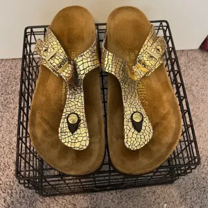 Papillio by Birkenstock women’s Gizeh cracked gold sandal size 7