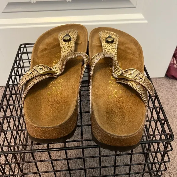 Papillio by Birkenstock women’s Gizeh cracked gold sandal size 7