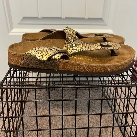 Papillio by Birkenstock women’s Gizeh cracked gold sandal size 7