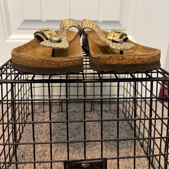 Papillio by Birkenstock women’s Gizeh cracked gold sandal size 7