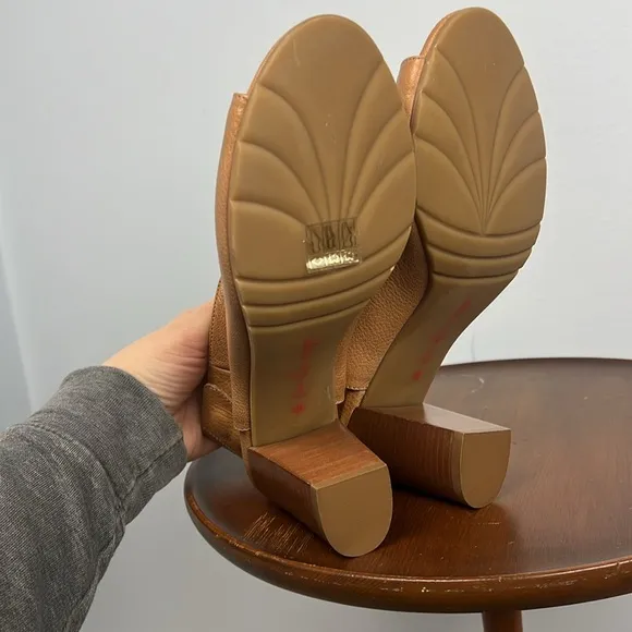 Pas de Rouge size 39 block heel open toe leather sandals