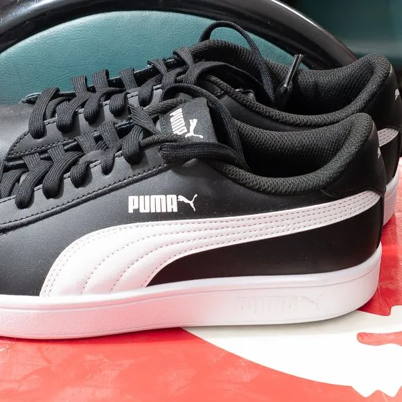 PUMA Black Smash V2 Men'sLeather  Sneakers