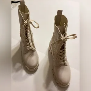 Qupid Renley Ivory Bone Lace Chunky Combat Women’s Boots Size 9