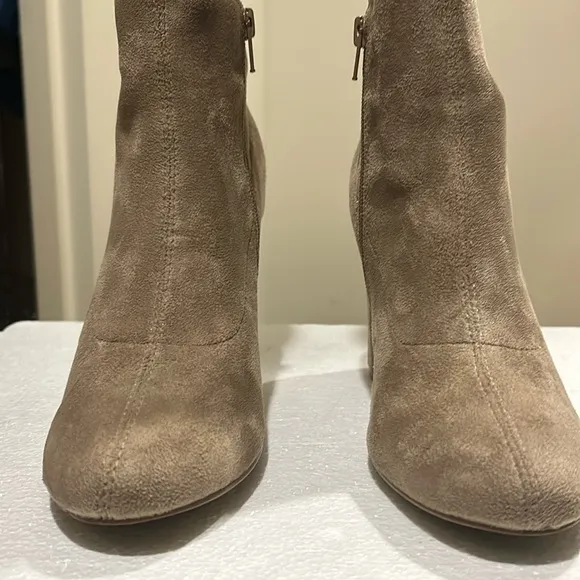 Renvy pull on boots mid calf soft suede like chunky heel half zip size 8 beige