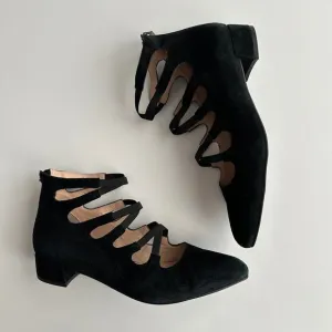 Sacha London EUC Chanel Strappy Almond Toe Black Suede Back Zip Flats Shoes 10
