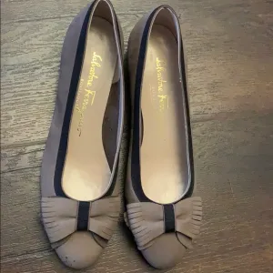 SALVATORE FERRAGAMO VERA VARA BOW TAN SUEDE SHOES ITALY SIZE 6