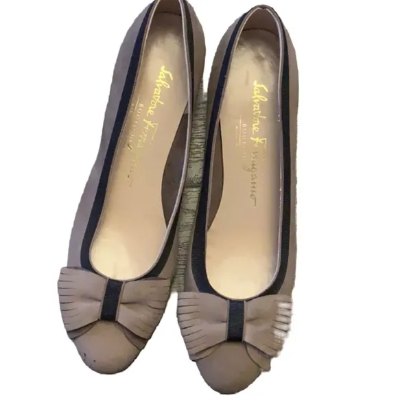 SALVATORE FERRAGAMO VERA VARA BOW TAN SUEDE SHOES ITALY SIZE 6