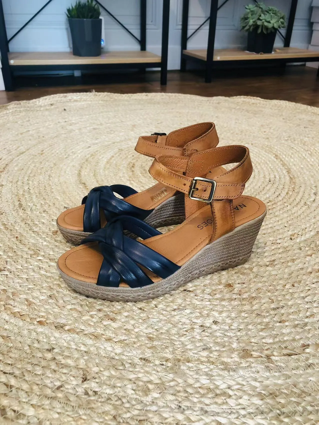 Sandale compensée bleu marine en Cuir
