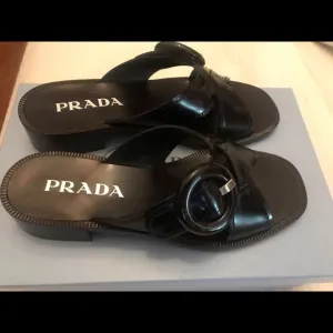 Sandals/ slides back