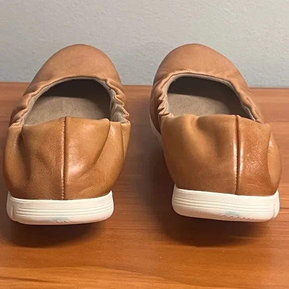 SAS Women's Radiant Hazel Ballet Flat Tan Leather Flats Size 8.5 N