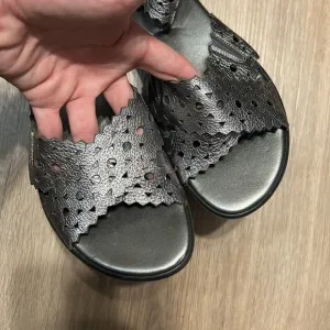 Sesto Meucci Silver gray gunmetal open toe leather luxury sandals w back zipper