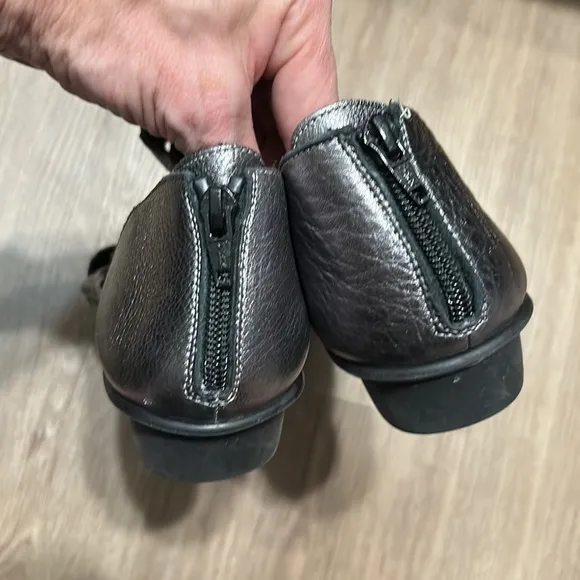 Sesto Meucci Silver gray gunmetal open toe leather luxury sandals w back zipper