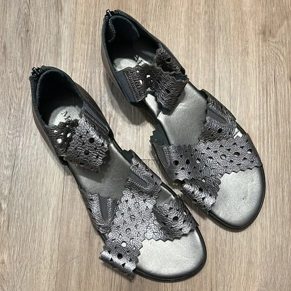Sesto Meucci Silver gray gunmetal open toe leather luxury sandals w back zipper