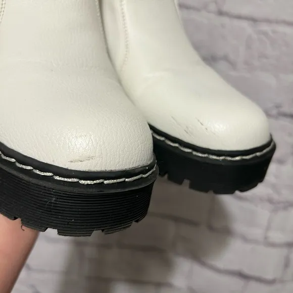 Sincerely Jules Hippie Chelsea Chunky ankle Boots  White / Black Size 7.5