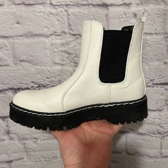 Sincerely Jules Hippie Chelsea Chunky ankle Boots  White / Black Size 7.5