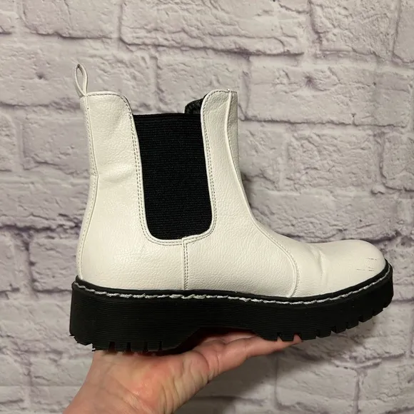 Sincerely Jules Hippie Chelsea Chunky ankle Boots  White / Black Size 7.5