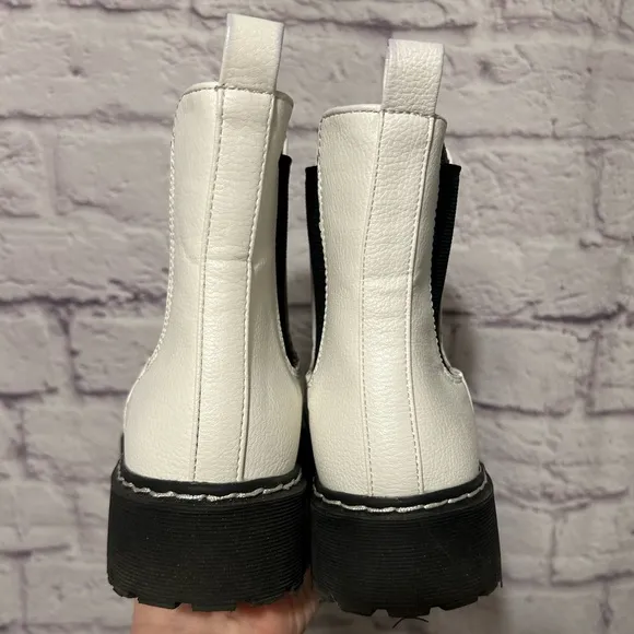 Sincerely Jules Hippie Chelsea Chunky ankle Boots  White / Black Size 7.5