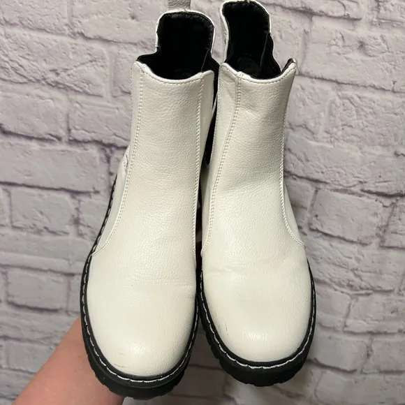 Sincerely Jules Hippie Chelsea Chunky ankle Boots  White / Black Size 7.5