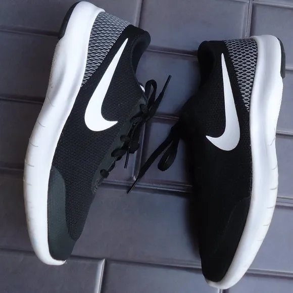 SIZE 5 Y. NIKE Flex Experience running sneakers shoes.