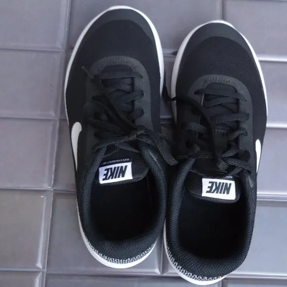 SIZE 5 Y. NIKE Flex Experience running sneakers shoes.