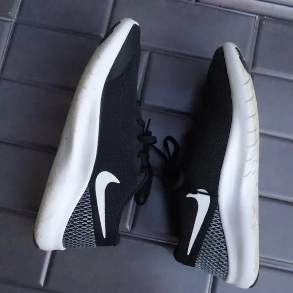 SIZE 5 Y. NIKE Flex Experience running sneakers shoes.