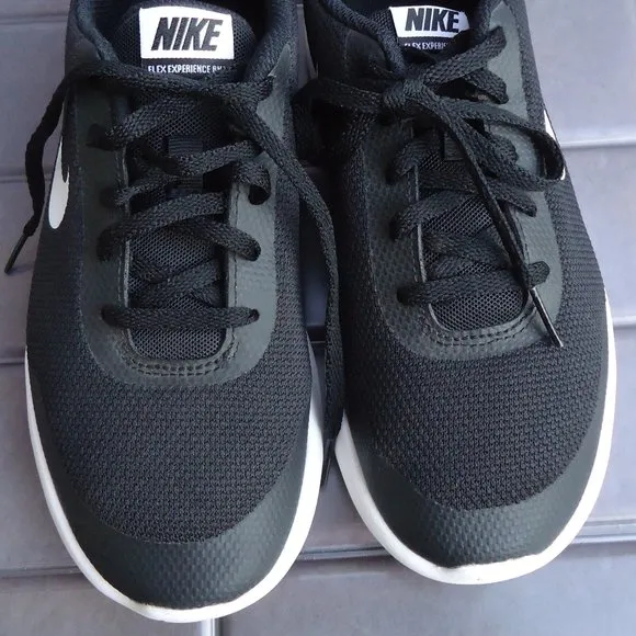 SIZE 5 Y. NIKE Flex Experience running sneakers shoes.