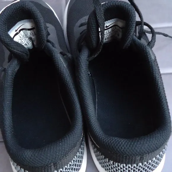 SIZE 5 Y. NIKE Flex Experience running sneakers shoes.