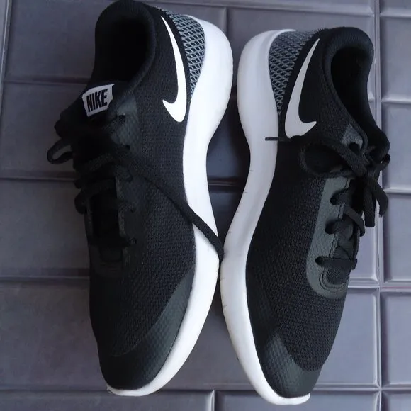 SIZE 5 Y. NIKE Flex Experience running sneakers shoes.