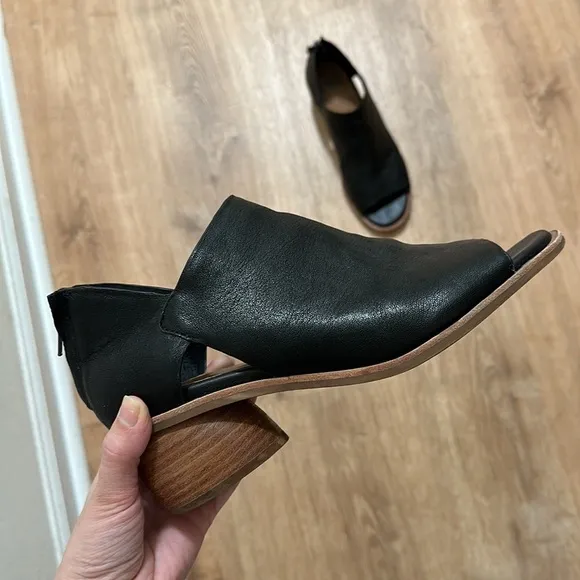 SOFFT | Black Carleigh Peep-Toe Leather Heeled Sandals
