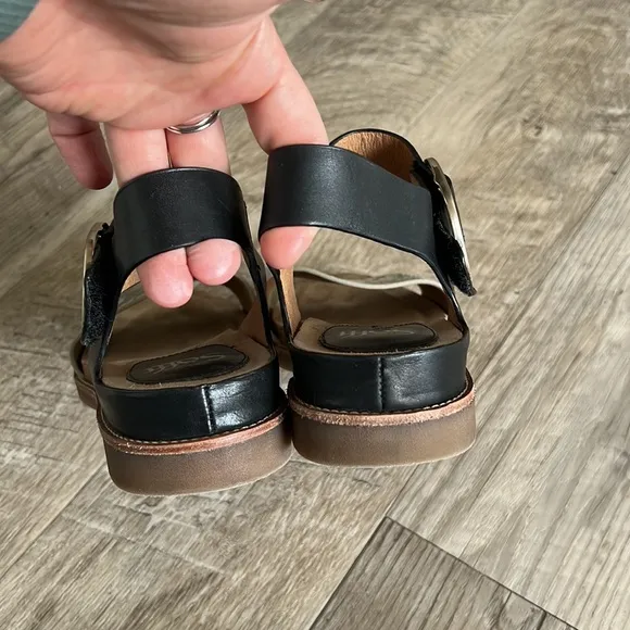 Sofft Women’s Bali Black Cream Snake Sandals.
