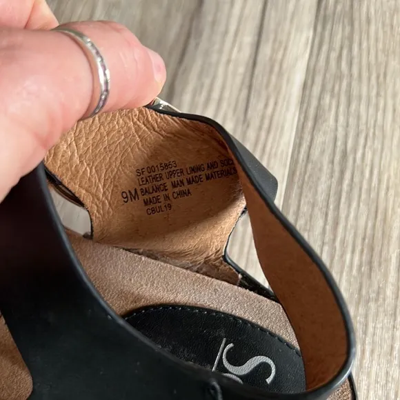 Sofft Women’s Bali Black Cream Snake Sandals.
